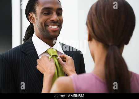 Afrikanische Frau Mannes Krawatte anpassen Stockfoto