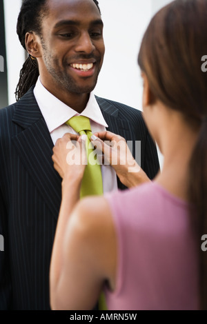 Afrikanische Frau Mannes Krawatte anpassen Stockfoto