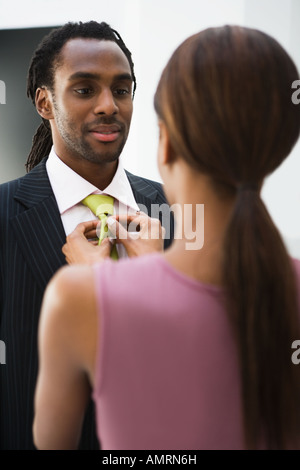 Afrikanische Frau Mannes Krawatte anpassen Stockfoto