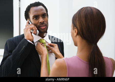 Afrikanische Frau Mannes Krawatte anpassen Stockfoto