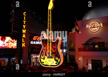 Menschenmengen versammeln sich an einem Neon beleuchtet Universal City Walk in den Universal Studios, Hollywood, Kalifornien Stockfoto