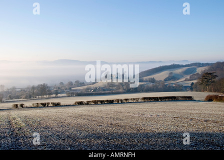 Presteigne, Powys, UK. Die Ruinen in der Nähe von Stapleton schloss Anfang Dezember an einem frostigen Morgen, mit dem Tal mit Nebel gefüllt Stockfoto