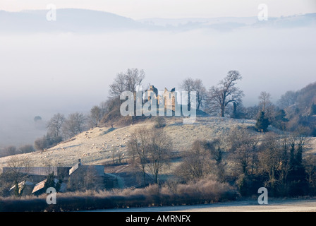 Presteigne, Powys, UK. Die Ruinen in der Nähe von Stapleton schloss Anfang Dezember an einem frostigen Morgen, mit dem Tal mit Nebel gefüllt Stockfoto