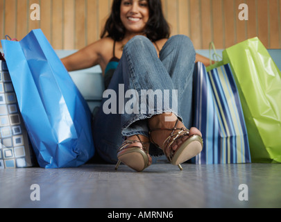 Porträt Frau mit Einkaufstüten Stockfoto