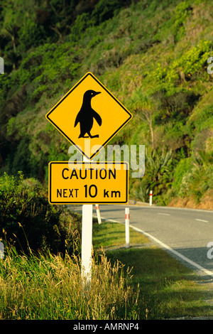 Pinguin überqueren Zeichen, Paparoa-Nationalpark, Südinsel, Neuseeland Stockfoto