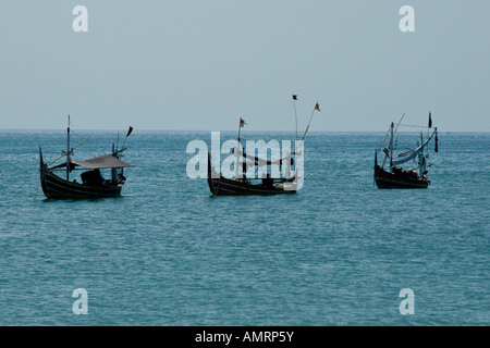 Drei Angelboote/Fischerboote in einer Zeile Jimbaran Bay-Bali-Indonesien Stockfoto