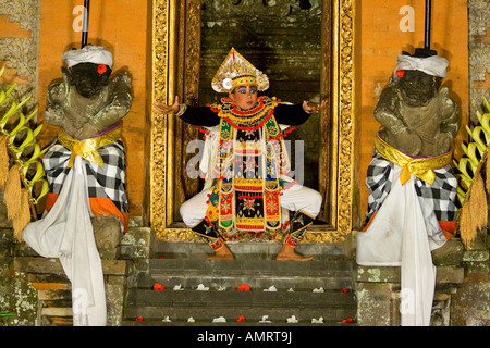 Krieger Tänzerin Ubud Palast Leistung Bali Indonesien Stockfoto