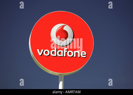 Logo von Vodafone gegen blauen Himmel Stockfoto