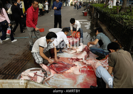 Personal im Restaurant Schlachtung Hunde auf der Straße in Wuhan, Hubei China 20. Oktober 2007 Stockfoto