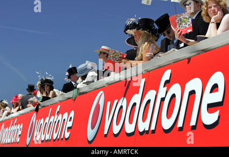 Zuschauer und eine Werbung Horten von Vodafone bei Pferderennen in Epsom, Großbritannien Stockfoto