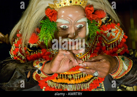 Alter Mann Maske Tänzerin quetschen imaginären Läuse Ubud Palast Bali Indonesien Stockfoto