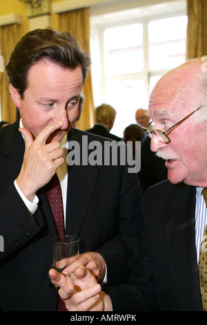 Der Rechte achtbare (Rt Hon) David Cameron MP Führer der konservativen Partei bei einer Geschäftsfunktion Führer Stockfoto