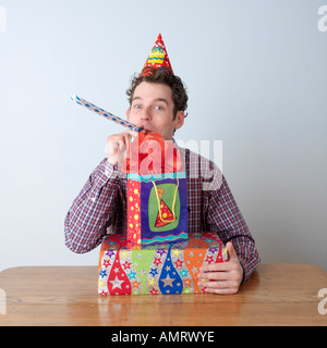 Porträt des Mannes feiert seinen Geburtstag Stockfoto