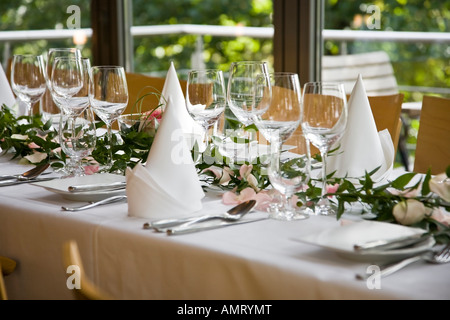 Gedeckter Tisch mit weißen gefalteten Servietten und Weingläser. Stockfoto