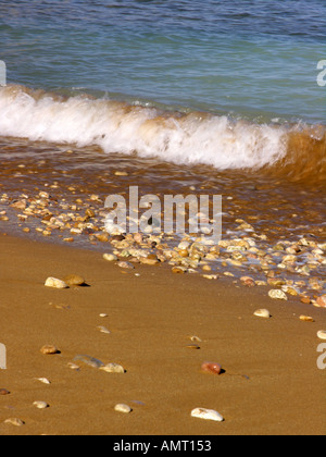 Welle auf roter Sandstrand Ramla Bay Gozo Malta Stockfoto