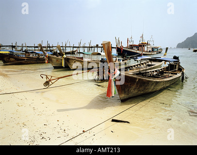 Long-Tail-Boote vertäut am Strand in der Nähe von Pier Phi Phi Phi Phi Insel Krabi Thailand Stockfoto
