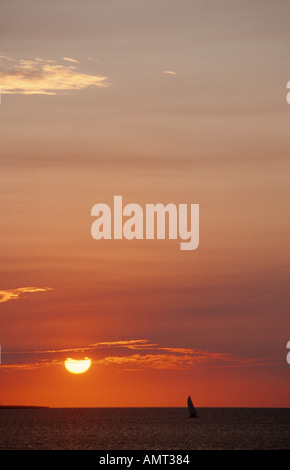 Segeln bei Sonnenuntergang, Darwin, Northern Territory, Australien Stockfoto