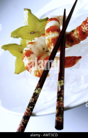 Garnelen und Stäbchen auf Teller, erhöhten Blick Stockfoto