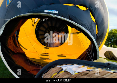 Einen Heißluft-Ballon aufblasen Stockfoto