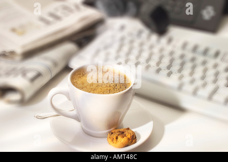 Esspresso Cup und Cookie auf Schreibtisch Stockfoto