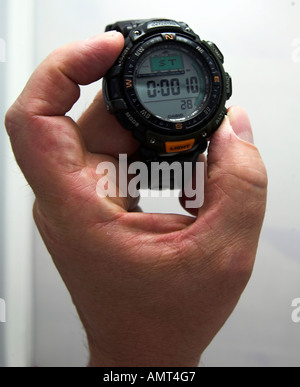 Schuss von Amale Hand hält eine Stoppuhr hautnah Stockfoto