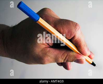 Schuss von einer linken Hand mit Stift bereit, schreiben oder zeichnen oder skizzieren Sie hautnah Stockfoto