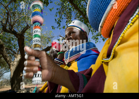 Ndebele Damen, Mabhoko Cultural Village, North Western Province, Südafrika. Stockfoto