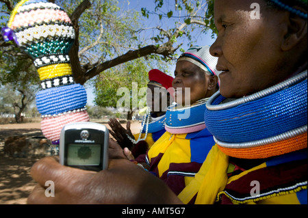 Ndebele Damen, Mabhoko Cultural Village, North Western Province, Südafrika. Stockfoto