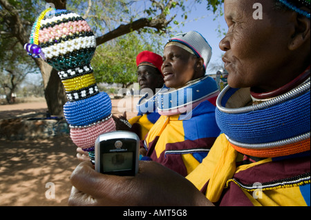 Ndebele Damen, Mabhoko Cultural Village, North Western Province, Südafrika. Stockfoto