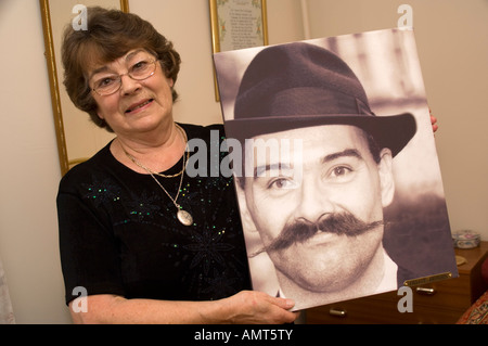 Eira Peterson Mutter des berüchtigten Gefangenen." Charles Bronson" mit einem Foto von Ihrem Sohn Stockfoto