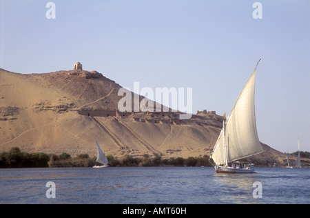 Abfahrt Segeln vorbei an Aga Khans Mausoleum in Assuan Stockfoto