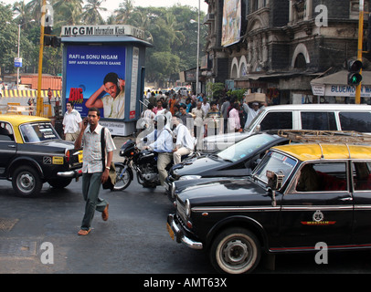 Verkehr an der Straßenkreuzung in der Nähe von Victoria Terminus, Mumbai, Indien Stockfoto