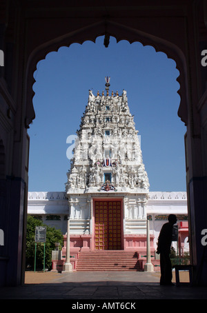 Blick auf Rangji oder Rangnath Tempel durch ein Portal in Pushkar, Indien Stockfoto