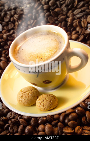 Espresso und Kaffee Bohnen Stockfoto