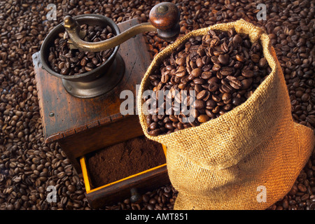 Kaffeemühle, Kaffeebohnen in Jute-Tasche, Nahaufnahme Stockfoto