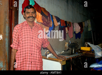 Indischer Mann Nähen auf Straße in Trivandrum Thiruvananthapuram Kerala Indien Reisen Stockfoto