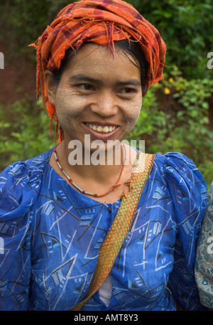 Myanmar Burma Shan State Thit Twin Porträt einer Frau, die aus der größeren Tero Volksgruppe tragen traditionelle Haar sc lächelnd Stockfoto