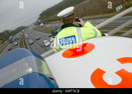 Britische Traffic Police Officer Überwachung des Datenverkehrs auf der Autobahn M25 London ringroad Stockfoto