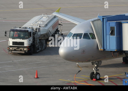 Flugzeug Betankung am Boden am Flughafen mit Kraftstoff Lkw. Luftfahrt und Luftverkehr. Proprietäre Details und Marken gelöscht. Stockfoto