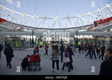 Besucher vorbei an der Basis auf dem London Eye Riesenrad am Südufer der Themse. London, England. Stockfoto