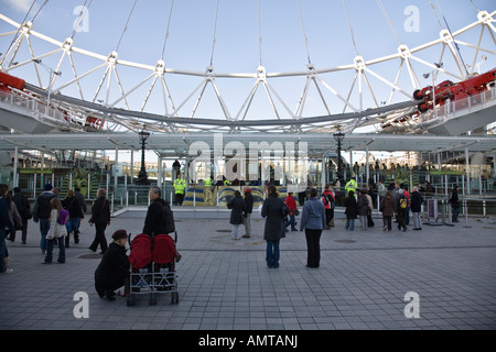 Besucher vorbei an der Basis auf dem London Eye Riesenrad am Südufer der Themse. London, England. Stockfoto