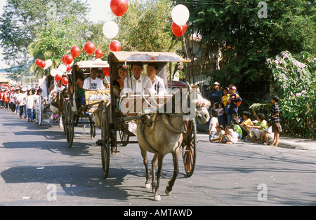 Philippinen Pferd gezeichneten Wagen Kalesa In Vigan jährlichen Stadt Fiesta Stockfoto