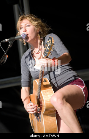 Martha Wainwright auf der Bühne singt und spielt Gitarre bei Wychwood Festival in Cheltenham 2007 Stockfoto