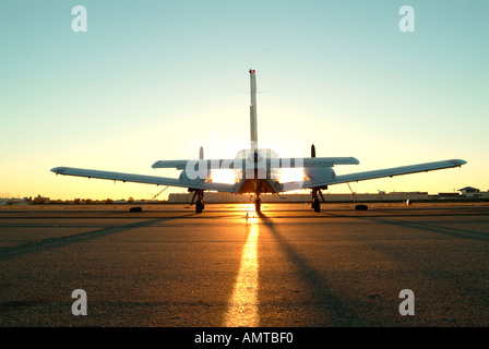 Ein Twin Motor Flugzeug auf dem Rollfeld bei Sonnenuntergang Stockfoto