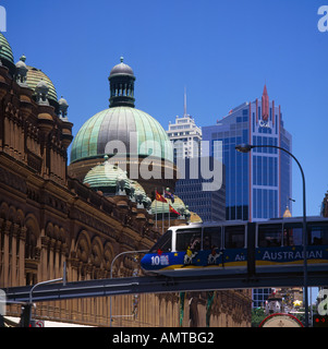 Obere Ebene Dach des schönen eleganten roten Stein mit Kupferkuppel an Queen Victoria Building und Monorail Sydney Australia Stockfoto
