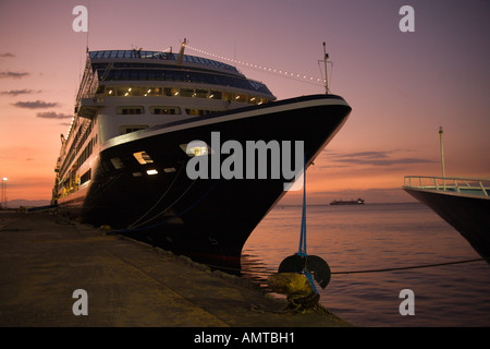 Passagier Kreuzfahrtschiff bei Sonnenuntergang vertäut am Kai im Hafen von Caldera in Costa Rica Republik von Zentralamerika Stockfoto