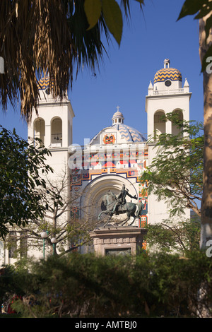 Die Kathedrale am Plaza Barrios am Hauptplatz in der Stadt San Salvador in Mittelamerika El Salvador Stockfoto