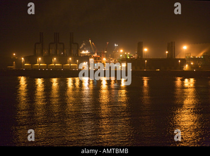 Industriekomplex in der Nacht und am Hafen am Hafen von Puerto Quetzal auf der pazifischen Küste der Republik Guatemala-Mittelamerika Stockfoto