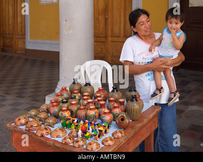 Lady Vertrieb Anbieter sagen, Liebe auf den ersten Blick mit ihrem kleinen Sohn am Straßenstand in Stadt Granada Nicaragua-t-shirt Stockfoto