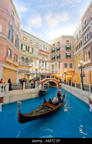 Gondelfahrt im Venetian Hotel und Casino in Macau SAR Stockfoto